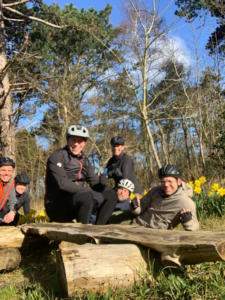 Drie mountainbikers, selfie na een rit door de bossen bij Bergen