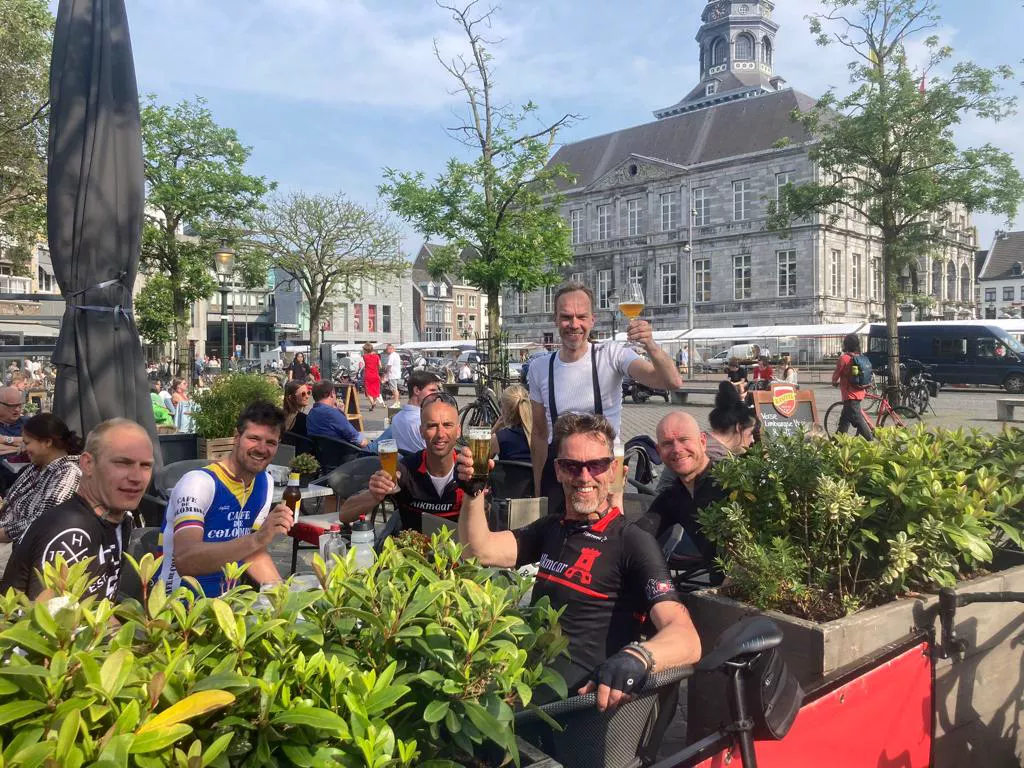 Dirtbags & Mudbabes op het terras in Bergen na de zondagrit