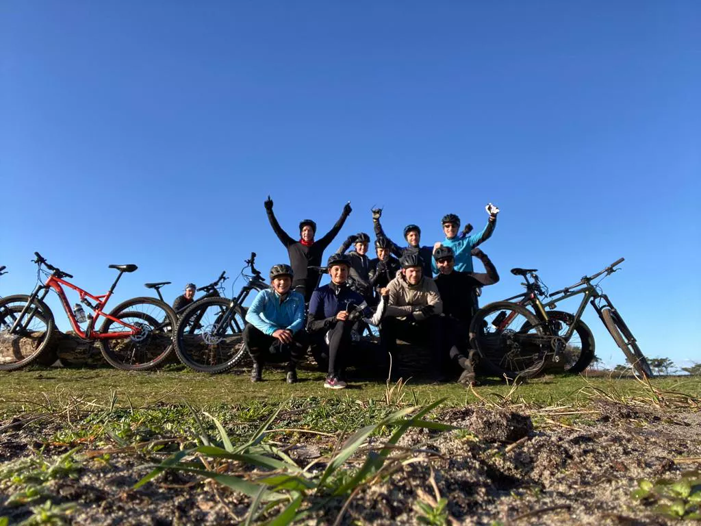 Leden van de mountainbikegroep aan een tafeltje in Bergen na de rit
