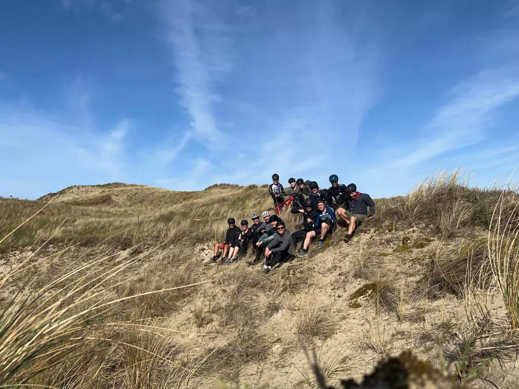 Twee mountainbikers op een zandpad in de duinen bij Bergen NH
