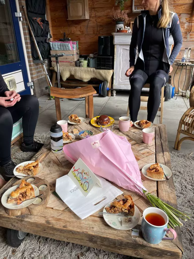 Twee riders van Dirtbags & Mudbabes met de fiets na de rit