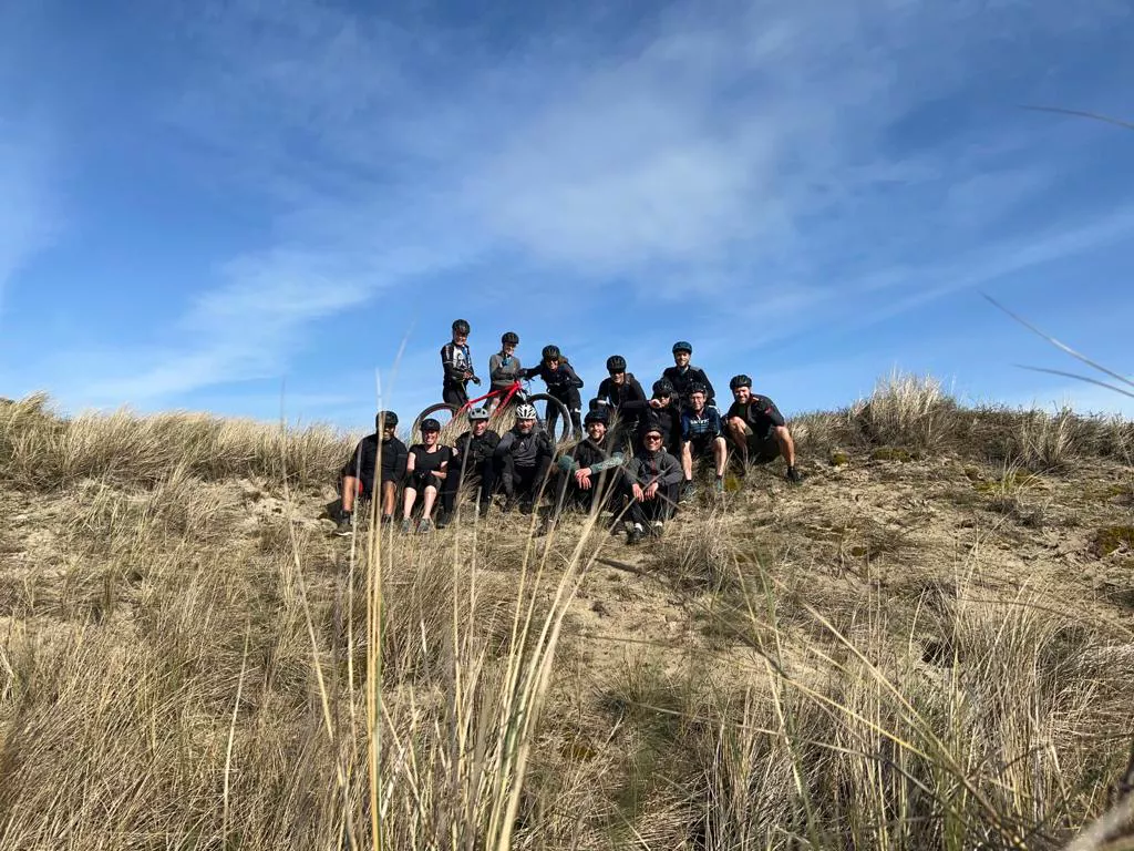 Mountainbikers op een vlonderpad door het duinmoeras in Noord-Holland