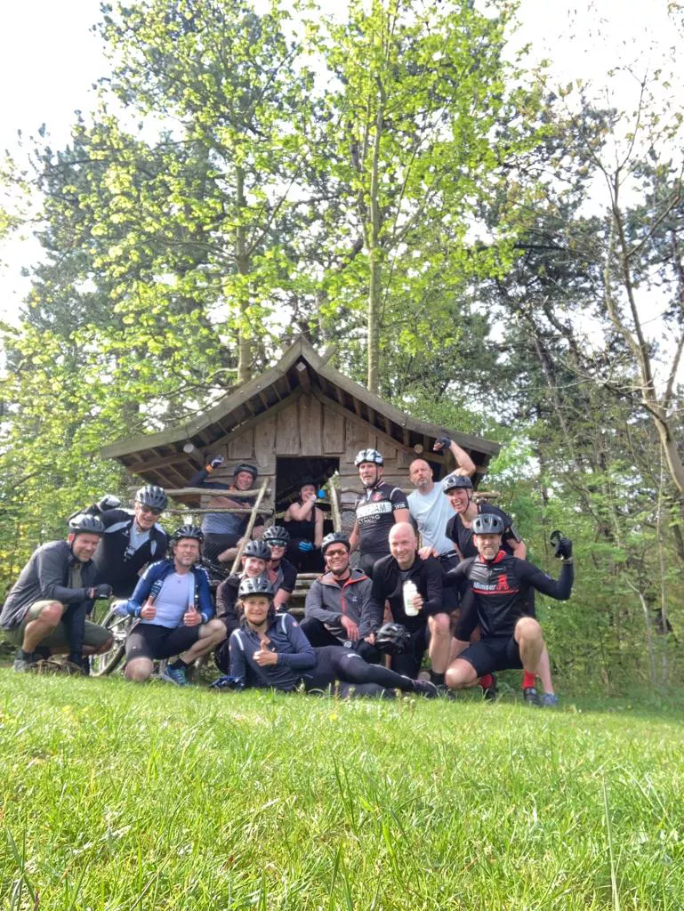 Twee mountainbikers op een bospad tijdens de zondagrit