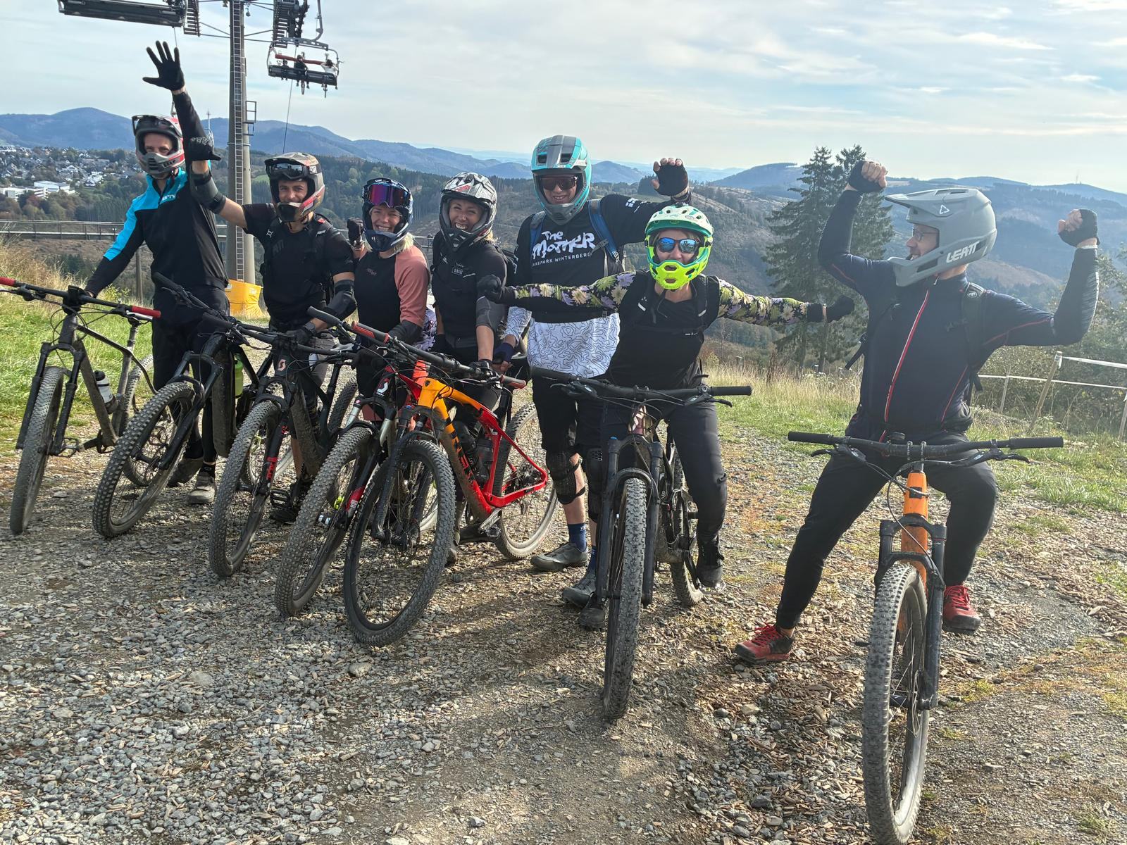 De groep met de fietsen in Winterberg